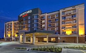 Courtyard By Marriott Westbury Long Island